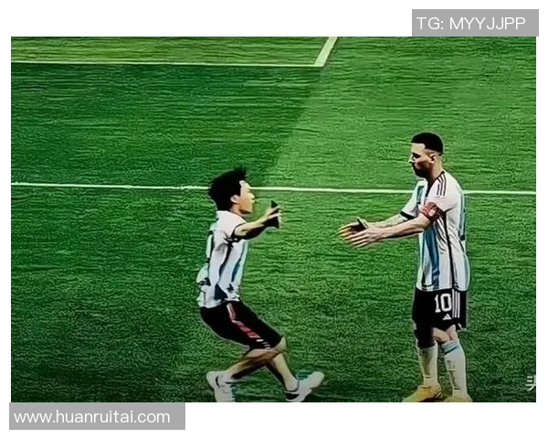 足球明星温暖瞬间抱起球迷展现亲和力与热情的感人画面